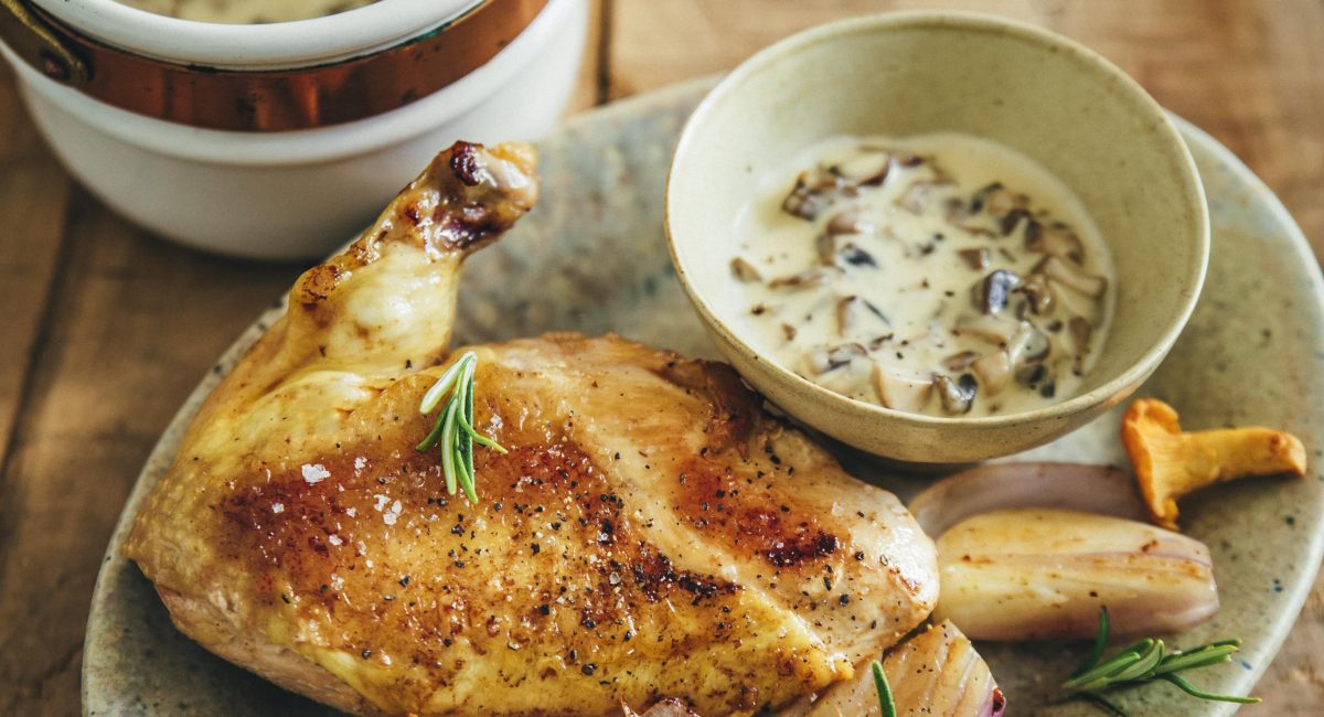 suprême de volaille sauce aux champignons fresh.