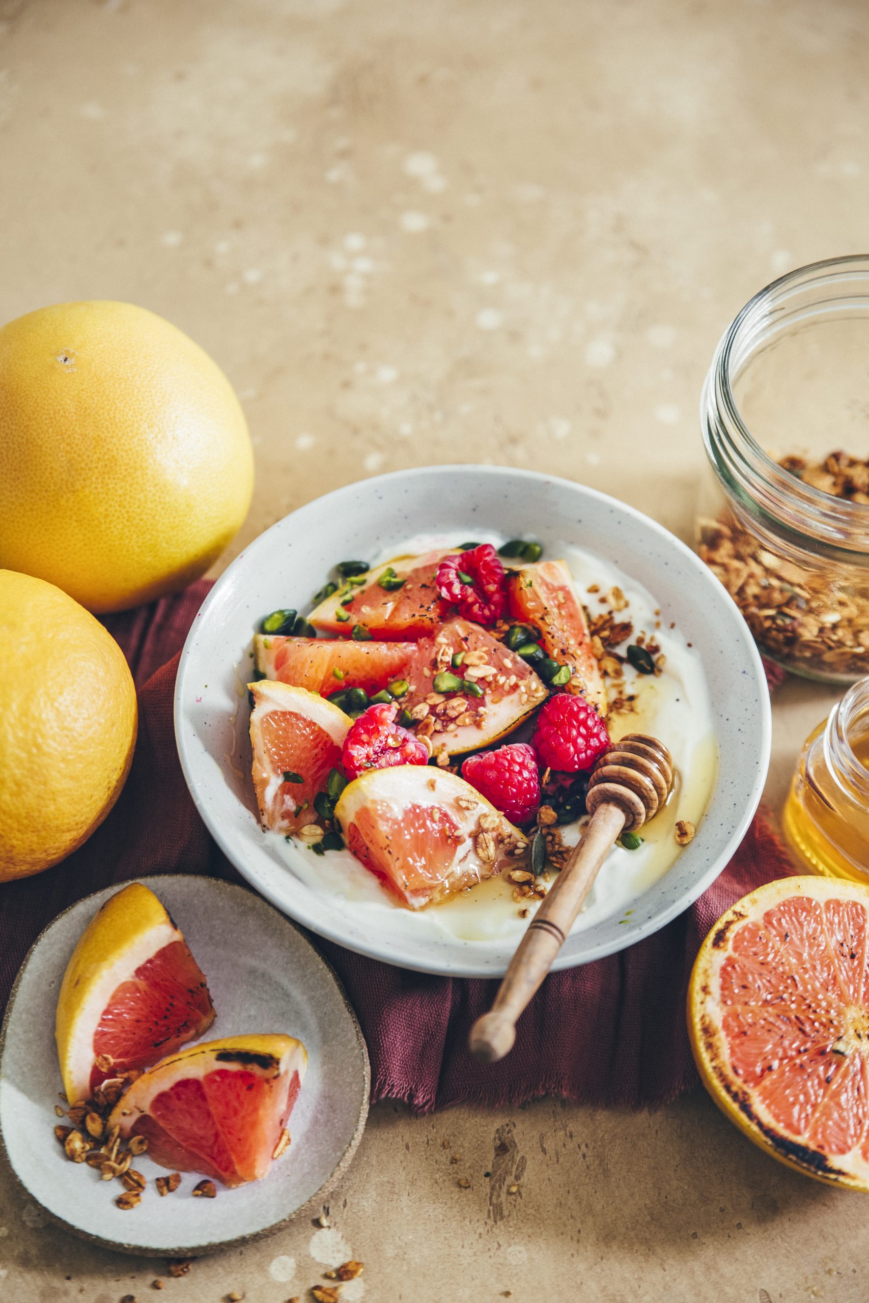pomelos rôtis au miel, yaourt à la grecque et pistaches fresh.