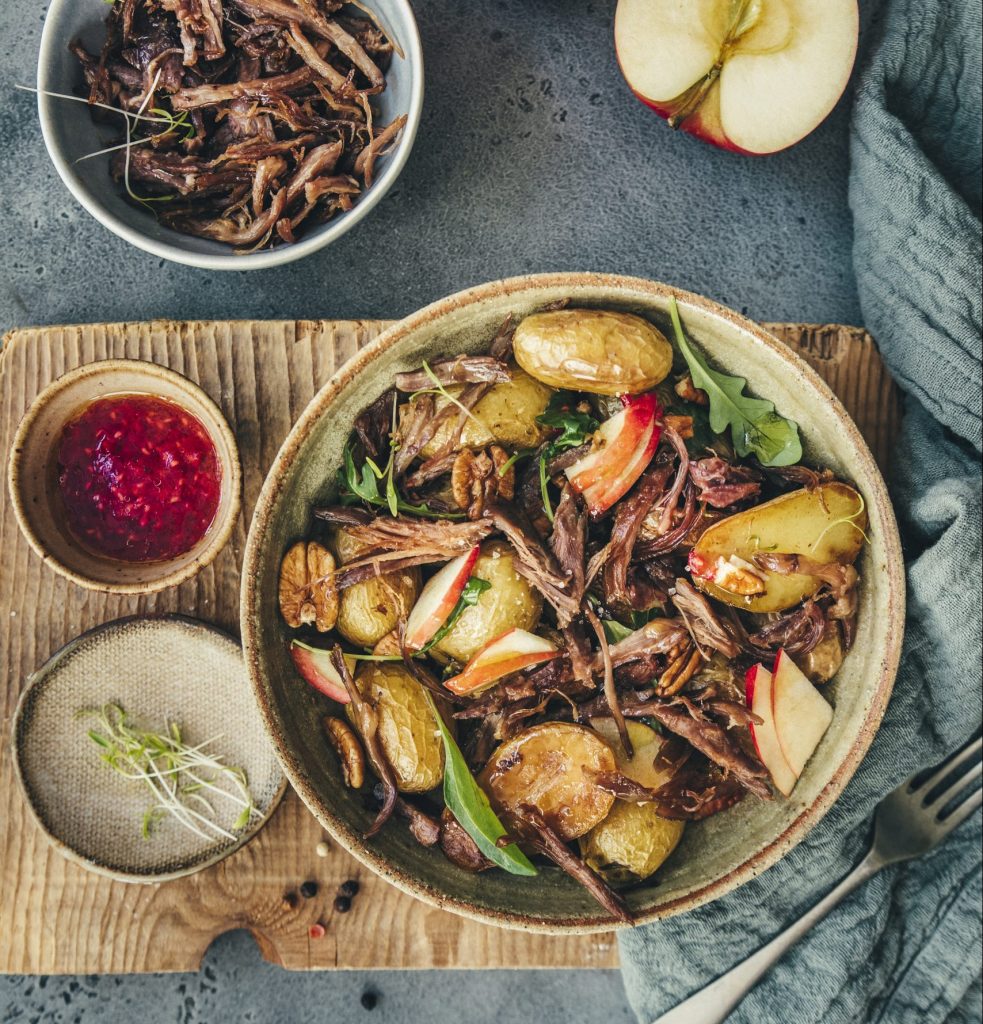 Salade de canard, mesclun, pomme et pommes de terre grenaille