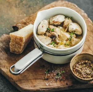 Sauté de lapin au parmesan, crème et champignons