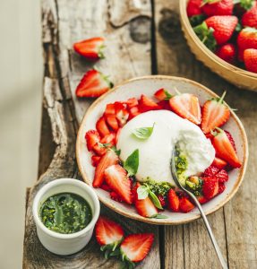 Burrata aux fraises, pesto sucré à la pistache