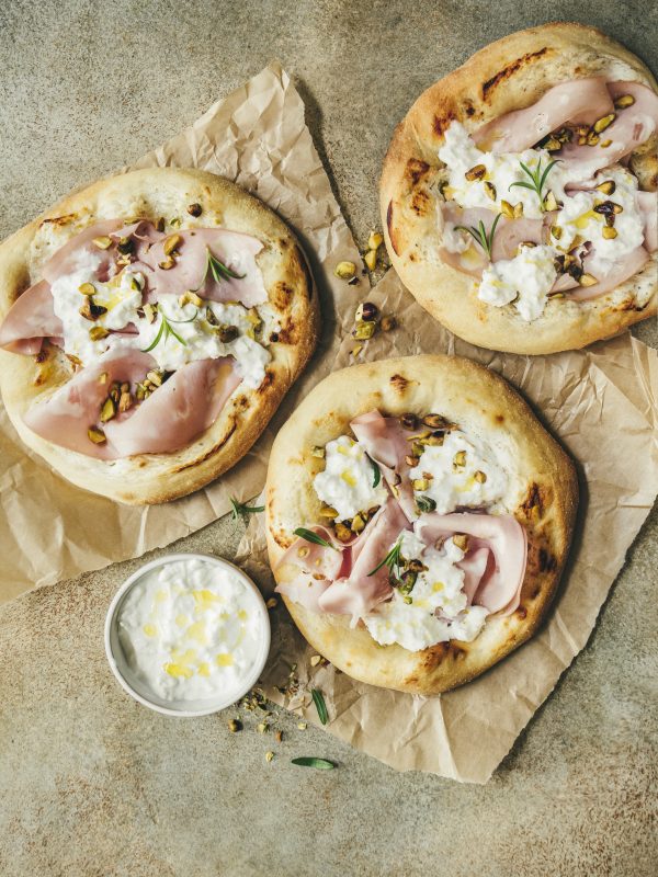 pizza mortadelle, stracciatella et pistaches fresh.