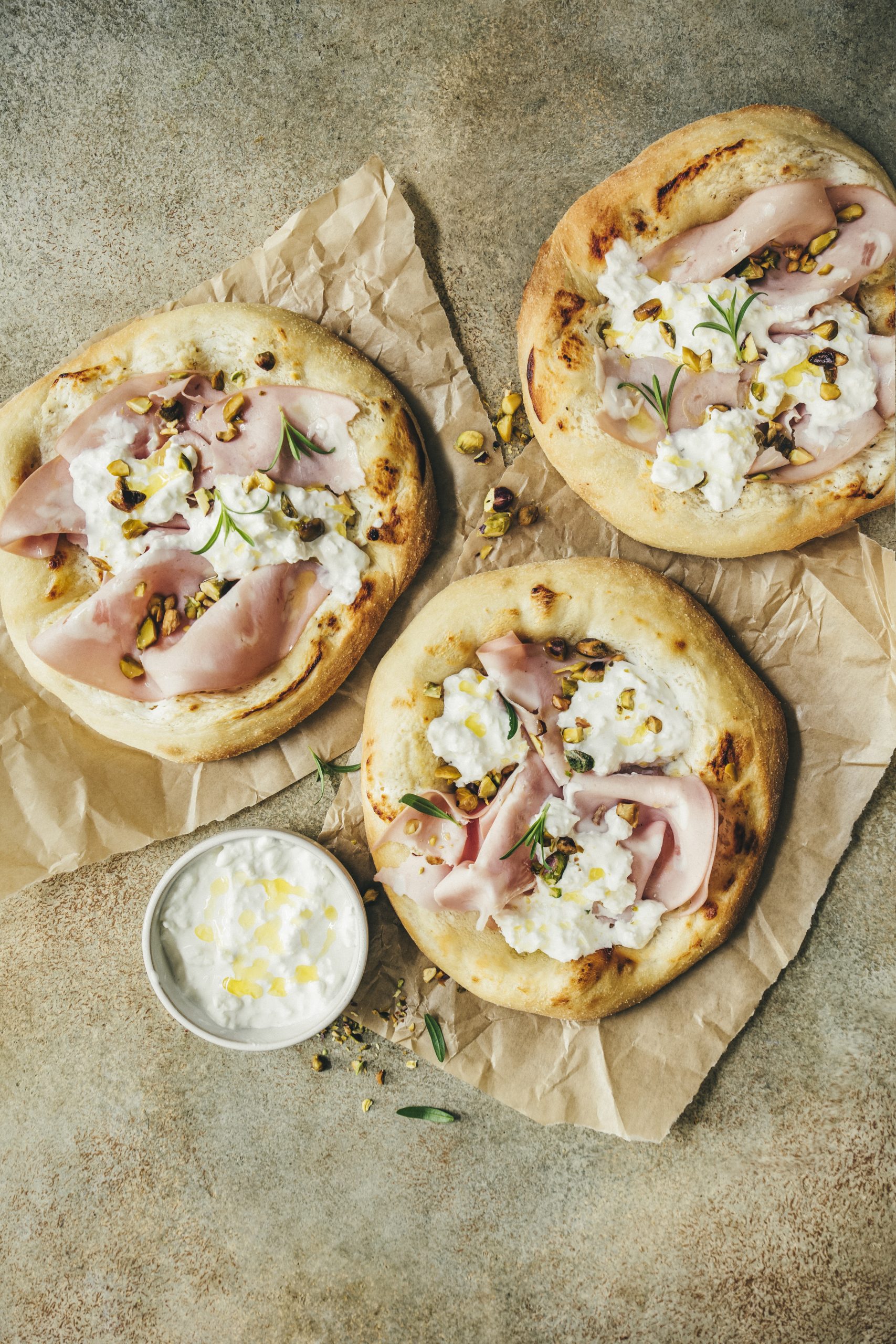 pizza mortadelle, stracciatella et pistaches fresh.