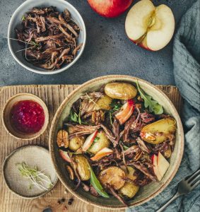 Salade de canard, mesclun, pomme et pommes de terre grenaille