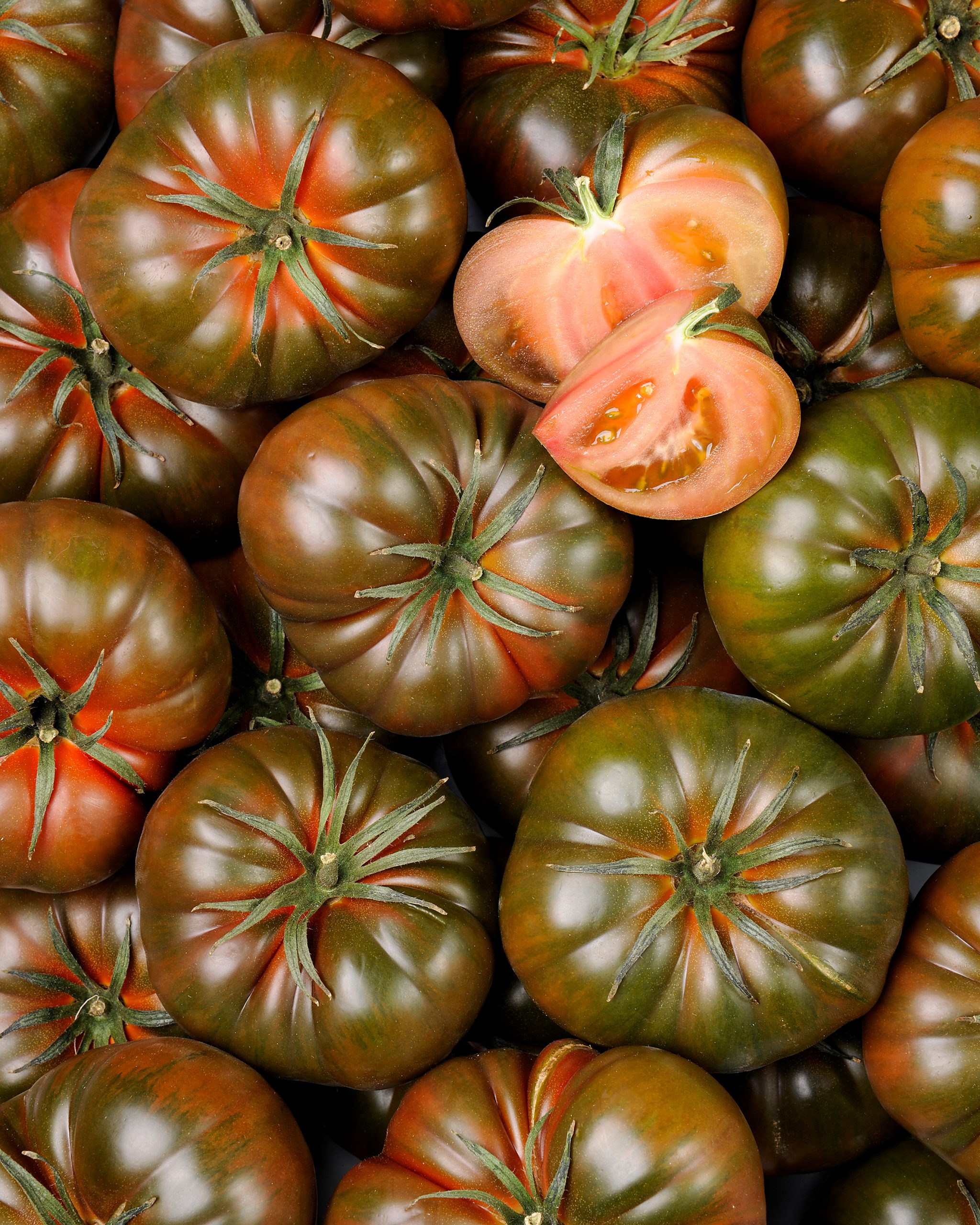 tomate noire de crimée. fresh.