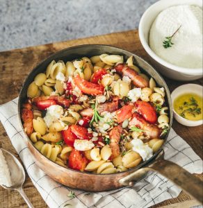 Gnocchetti sardi aux tomates ro╠éties, lard fume╠ü et brocciu