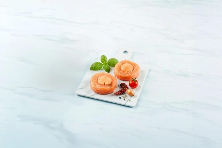 Médaillon de saumon farci tomate & oignons crispy